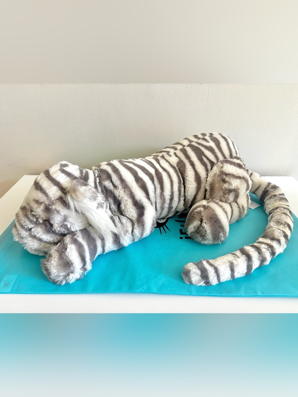 Jellycat Large Sacha Snow Tiger BNWT - 100% Authentic with Dust Bag